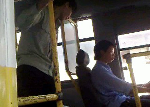 Hà Nội: Lái xe buýt đòi khách quỳ xin mới cho xuống